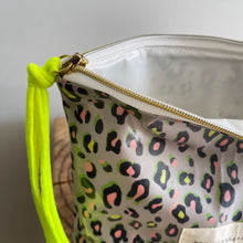 Load image into Gallery viewer, Bolsa plastificada XL ANIMAL PRINT CAQUI