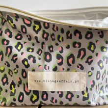 Load image into Gallery viewer, Bolsa plastificada XL ANIMAL PRINT CAQUI