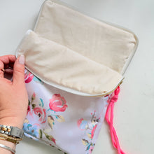 Load image into Gallery viewer, Capa para tablet FLORAL