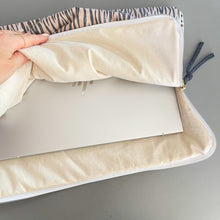 Load image into Gallery viewer, Capa para PC portátil ZEBRA TAUPE