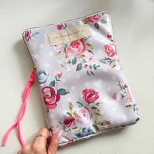 Load image into Gallery viewer, Capa para tablet FLORAL