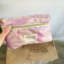 Load image into Gallery viewer, Necessaire térmico PINK PALMS