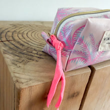 Load image into Gallery viewer, necessaire pequeno PINK PALMS