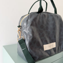 Load image into Gallery viewer, Lancheira L ESMERALDA