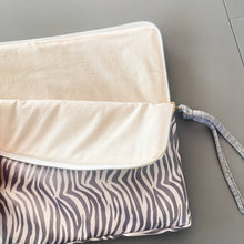 Load image into Gallery viewer, Capa para PC portátil ZEBRA CINZA