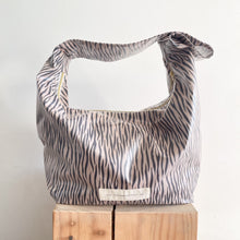 Load image into Gallery viewer, Maxi carteira ZEBRA TAUPE