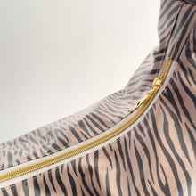 Load image into Gallery viewer, Maxi carteira ZEBRA TAUPE