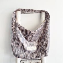 Load image into Gallery viewer, Maxi carteira ZEBRA TAUPE