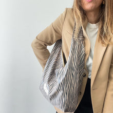 Load image into Gallery viewer, Maxi carteira ZEBRA TAUPE