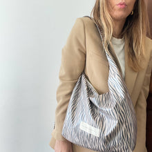 Load image into Gallery viewer, Maxi carteira ZEBRA TAUPE
