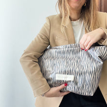 Load image into Gallery viewer, Maxi carteira ZEBRA TAUPE