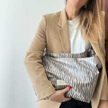 Load image into Gallery viewer, Maxi carteira ZEBRA TAUPE