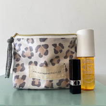 Load image into Gallery viewer, bolsa média plastificada LEOPARDO CLARO