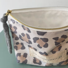 Load image into Gallery viewer, bolsa média plastificada LEOPARDO CLARO
