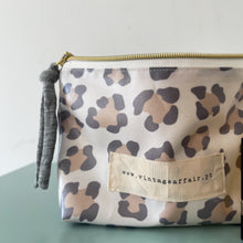 Load image into Gallery viewer, bolsa média plastificada LEOPARDO CLARO