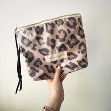 Load image into Gallery viewer, Bolsa térmica LEOPARDO ESCURO
