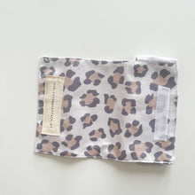 Load image into Gallery viewer, Bolsa para óculos LEOPARDO CLARO