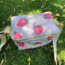 Load image into Gallery viewer, lancheira pequena MORANGOSKA 🍓