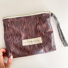 Load image into Gallery viewer, bolsa plastificada XL CHERRY