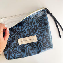 Load image into Gallery viewer, bolsa plastificada XL DEEP BLUE