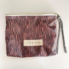 Load image into Gallery viewer, bolsa plastificada XL CHERRY