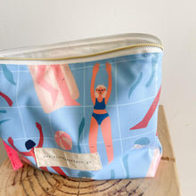 Load image into Gallery viewer, bolsa plastificada XL DAY AT THE POOL