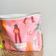 Load image into Gallery viewer, bolsa plastificada XL DAY AT THE BEACH
