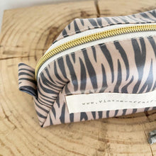 Load image into Gallery viewer, Necessaire pequeno ZEBRA TAUPE