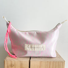 Load image into Gallery viewer, Necessaire ou estojo XL ZEBRA ROSA NEON