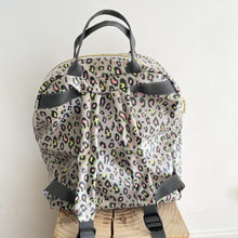 Load image into Gallery viewer, Mochila grande ANIMAL PRINT CAQUI