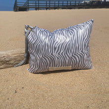 Load image into Gallery viewer, Almofada de Praia ZEBRA CINZA