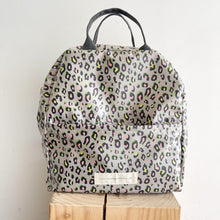 Load image into Gallery viewer, Mochila grande ANIMAL PRINT CAQUI