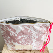 Load image into Gallery viewer, Bolsa térmica SNAKE PRINT