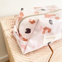 Load image into Gallery viewer, Necessaire grande ANIMAL PRINT