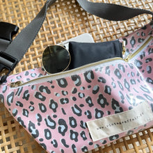 Load image into Gallery viewer, Bolsa de cintura ANIMAL PRINT rosa
