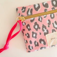 Load image into Gallery viewer, Estojo / bolsa  ANIMAL PRINT ROSA
