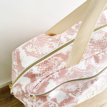 Load image into Gallery viewer, Saco fim de semana SNAKE PRINT
