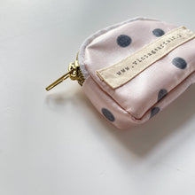 Load image into Gallery viewer, Porta moedas BOLINHAS fundo beige