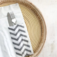 Load image into Gallery viewer, Individual de mesa CHEVRON CINZA