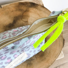 Load image into Gallery viewer, Estojo ou necessaire XL ANIMAL PRINT VERDE