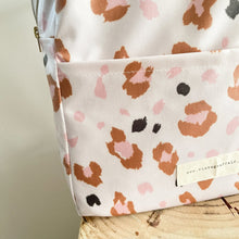 Load image into Gallery viewer, Mochila térmica ANIMAL PRINT