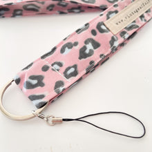 Load image into Gallery viewer, Porta chaves ou telemóvel ANIMAL PRINT ROSA