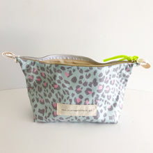 Load image into Gallery viewer, Estojo ou necessaire XL ANIMAL PRINT VERDE