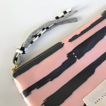 Load image into Gallery viewer, Bolsa grande RISCAS ROSA