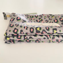 Load image into Gallery viewer, Estojo triplo  ANIMAL PRINT CAQUI