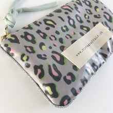 Load image into Gallery viewer, Bolsa pequena ANIMAL PRINT CAQUI
