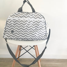 Load image into Gallery viewer, Saco fim de semana CHEVRON cinza