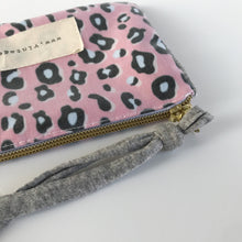 Load image into Gallery viewer, Bolsa pequena ANIMAL PRINT ROSA