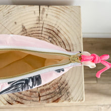 Load image into Gallery viewer, Necessaire XL  FOLHAS