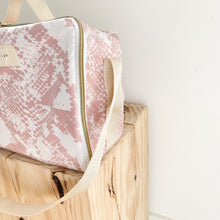 Load image into Gallery viewer, Lancheira BOX SNAKE PRINT